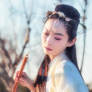 文藝帶笛子女生頭像，唯美古風(fēng)真人頭像