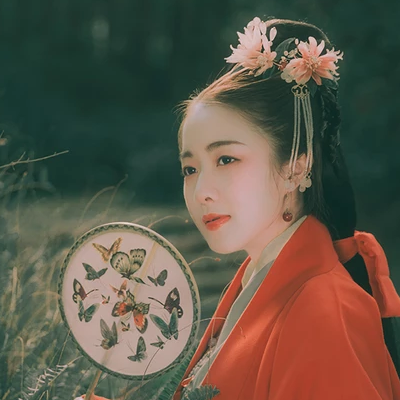 文藝紅衣帶傘女生頭像，唯美古風真人頭像