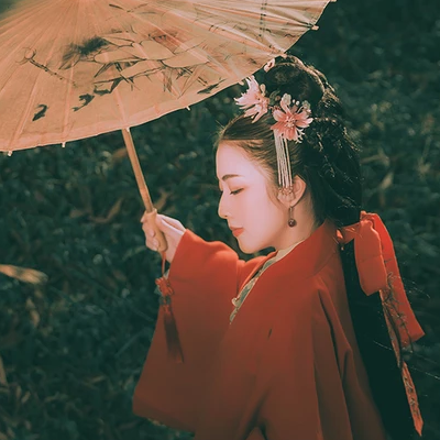 文藝紅衣帶傘女生頭像，唯美古風真人頭像