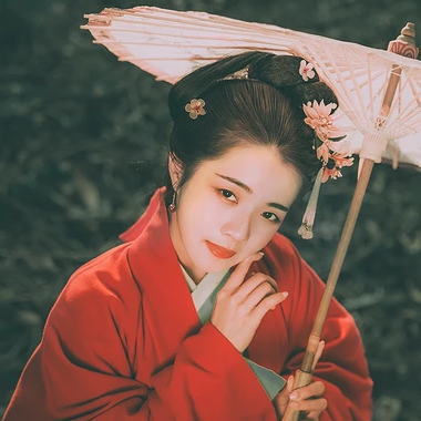 文藝紅衣帶傘女生頭像，唯美古風真人頭像