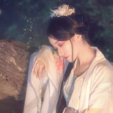 流螢白衣提燈少女頭像，唯美古風(fēng)真人頭像