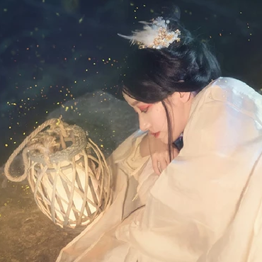 流螢白衣提燈少女頭像，唯美古風(fēng)真人頭像
