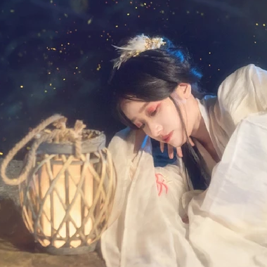 流螢白衣提燈少女頭像，唯美古風(fēng)真人頭像