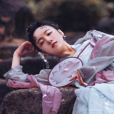 淡紫嬌艷帶團(tuán)扇女生頭像，唯美古風(fēng)真人頭像