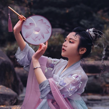 淡紫嬌艷帶團(tuán)扇女生頭像，唯美古風(fēng)真人頭像