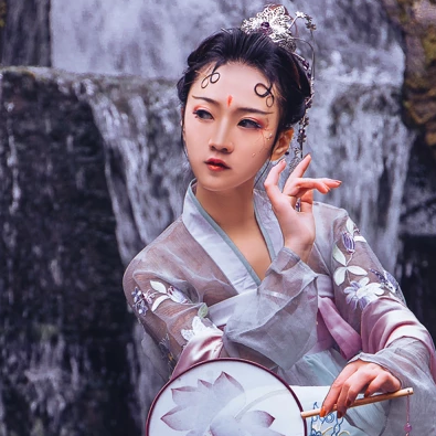 淡紫嬌艷帶團(tuán)扇女生頭像，唯美古風(fēng)真人頭像