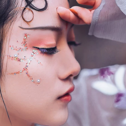 淡紫嬌艷帶團(tuán)扇女生頭像，唯美古風(fēng)真人頭像