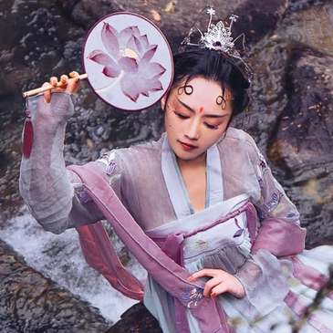 淡紫嬌艷帶團(tuán)扇女生頭像，唯美古風(fēng)真人頭像