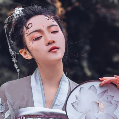 淡紫嬌艷帶團(tuán)扇女生頭像，唯美古風(fēng)真人頭像