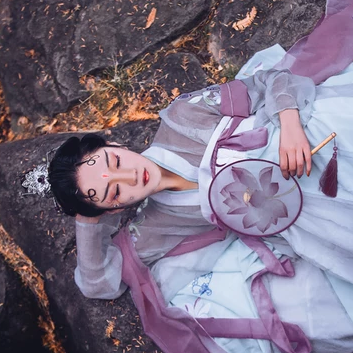 淡紫嬌艷帶團(tuán)扇女生頭像，唯美古風(fēng)真人頭像