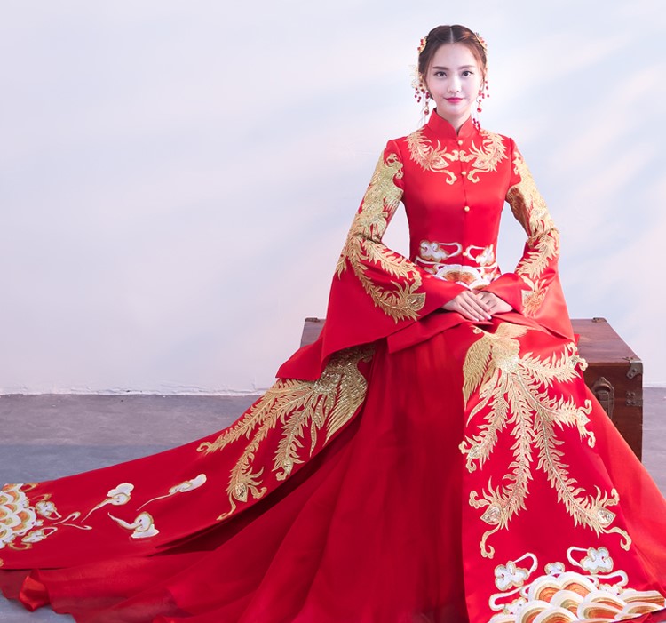 金色鳳凰刺繡新娘結(jié)婚禮服，奢華拖尾中式禮服