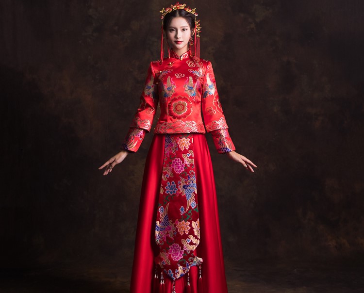 鳳戲牡丹圖案新娘結(jié)婚禮服，優(yōu)雅唯美中式禮服