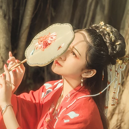 彼岸花團(tuán)扇紅妝紅衣頭像，唯美古風(fēng)真人頭像