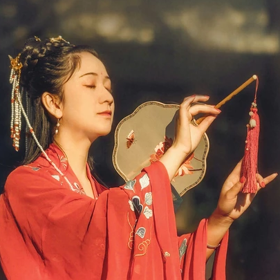彼岸花團(tuán)扇紅妝紅衣頭像，唯美古風(fēng)真人頭像