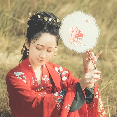 彼岸花團(tuán)扇紅妝紅衣頭像，唯美古風(fēng)真人頭像