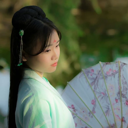 落花無情帶傘女生頭像，唯美古風(fēng)真人頭像