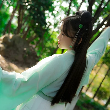 落花無情帶傘女生頭像，唯美古風(fēng)真人頭像