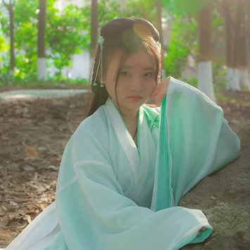 落花無情帶傘女生頭像，唯美古風(fēng)真人頭像