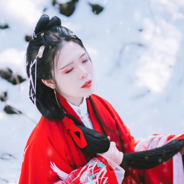 紅衣雪景女生頭像，唯美古風(fēng)真人頭像