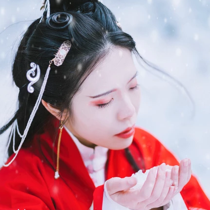 紅衣雪景女生頭像，唯美古風(fēng)真人頭像