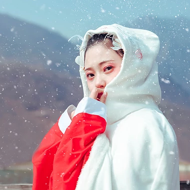 雪花飄落白披風(fēng)女生頭像，唯美古風(fēng)真人頭像