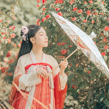 花開帶團(tuán)扇女生頭像，唯美古風(fēng)真人頭像