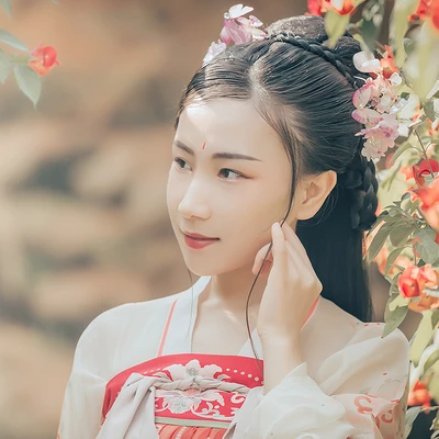 花開帶團(tuán)扇女生頭像，唯美古風(fēng)真人頭像