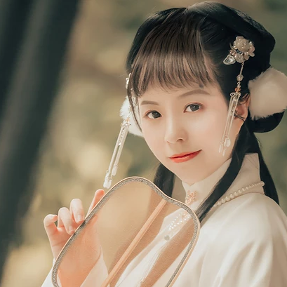 文藝復(fù)古帶團(tuán)扇女生頭像，唯美古風(fēng)真人頭像