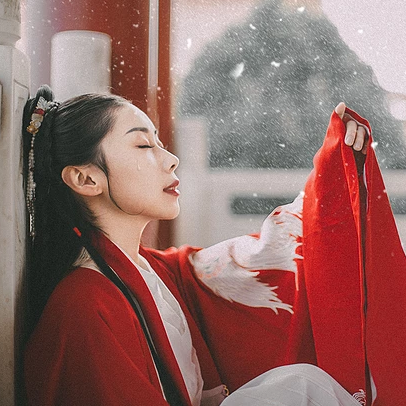 雪紛紛紅衣帶傘女生頭像，唯美古風真人頭像