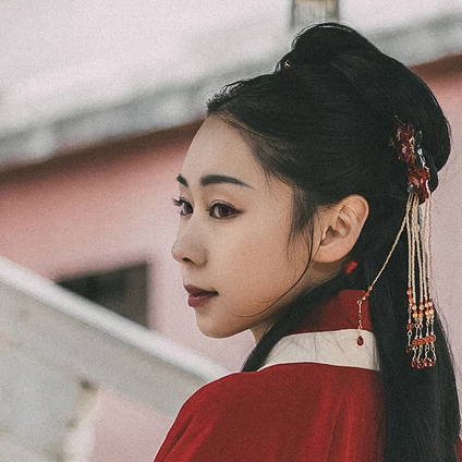 雪紛紛紅衣帶傘女生頭像，唯美古風真人頭像