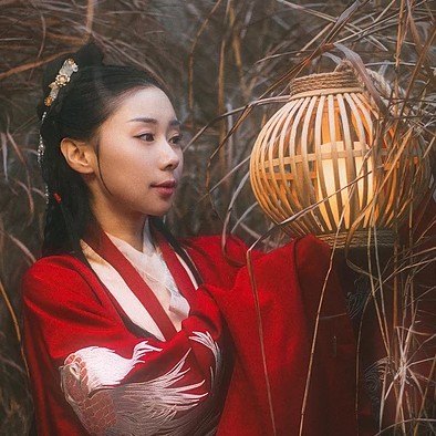 雪紛紛紅衣帶傘女生頭像，唯美古風真人頭像