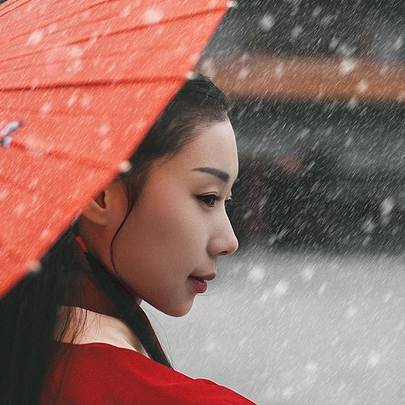 雪紛紛紅衣帶傘女生頭像，唯美古風真人頭像