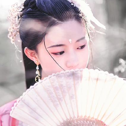 雪仙子紅衣帶折扇女生頭像，唯美古風(fēng)真人頭像