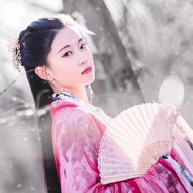 雪仙子紅衣帶折扇女生頭像，唯美古風(fēng)真人頭像