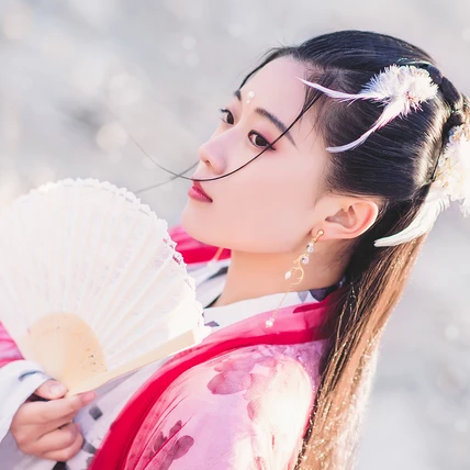 雪仙子紅衣帶折扇女生頭像，唯美古風(fēng)真人頭像