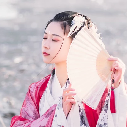 雪仙子紅衣帶折扇女生頭像，唯美古風(fēng)真人頭像