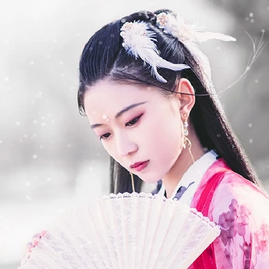 雪仙子紅衣帶折扇女生頭像，唯美古風(fēng)真人頭像