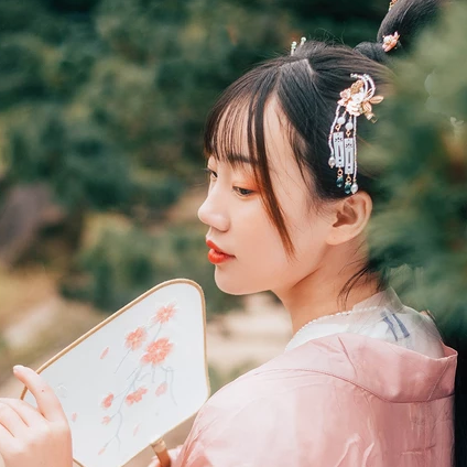 粉衣帶團(tuán)扇女生頭像，唯美古風(fēng)真人頭像