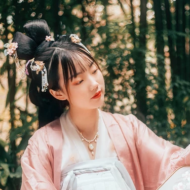 粉衣帶團(tuán)扇女生頭像，唯美古風(fēng)真人頭像