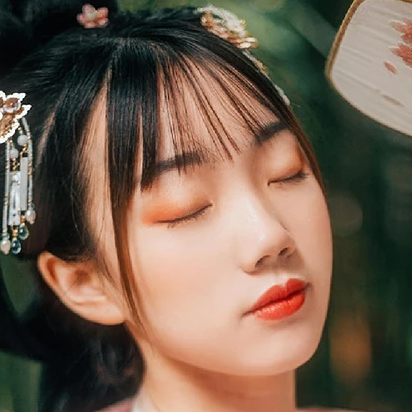 粉衣帶團(tuán)扇女生頭像，唯美古風(fēng)真人頭像