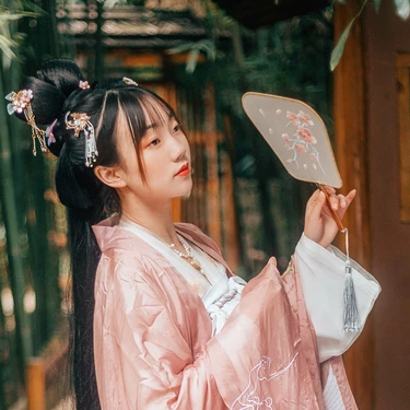 粉衣帶團(tuán)扇女生頭像，唯美古風(fēng)真人頭像