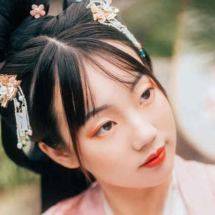 粉衣帶團(tuán)扇女生頭像，唯美古風(fēng)真人頭像
