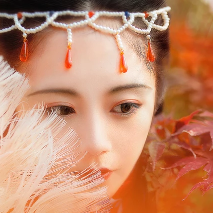紅葉映霞女生頭像，唯美古風(fēng)真人頭像
