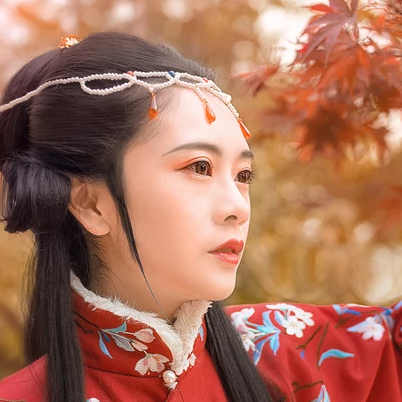 紅葉映霞女生頭像，唯美古風(fēng)真人頭像