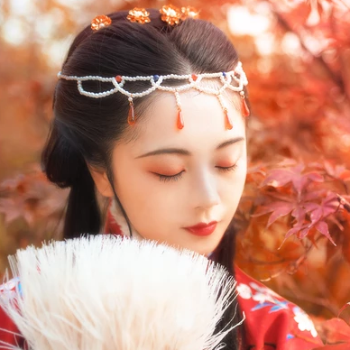 紅葉映霞女生頭像，唯美古風(fēng)真人頭像