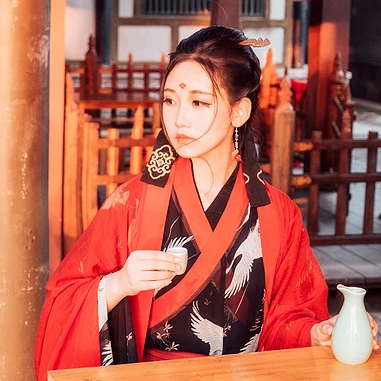 江湖帶兵器紅衣女生頭像，唯美古風(fēng)真人頭像