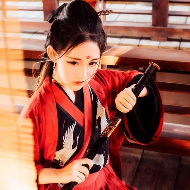 江湖帶兵器紅衣女生頭像，唯美古風(fēng)真人頭像