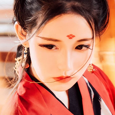 江湖帶兵器紅衣女生頭像，唯美古風(fēng)真人頭像