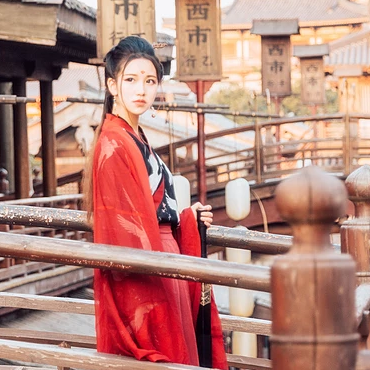 江湖帶兵器紅衣女生頭像，唯美古風(fēng)真人頭像