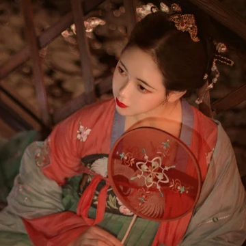 紅紗帶團(tuán)扇女生頭像，唯美古風(fēng)真人頭像